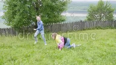 十几岁的女孩在草坪上做杂技车轮，一起在大自然中行走。